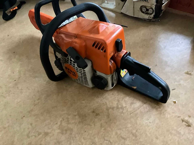 2006 stihl ms 180 kettingzaag - afbeelding 2 van  6