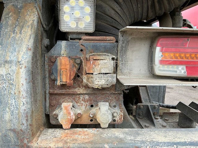 2006 volvo fm9 4x2r fal8.0 rad-a4 wegdekreiniger - afbeelding 4 van  34