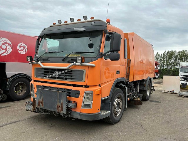 2006 volvo fm9 4x2r fal8.0 rad-a4 wegdekreiniger - afbeelding 1 van  34