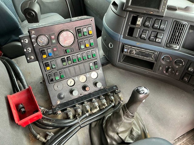 2006 volvo fm9 4x2r fal8.0 rad-a4 wegdekreiniger - afbeelding 16 van  34