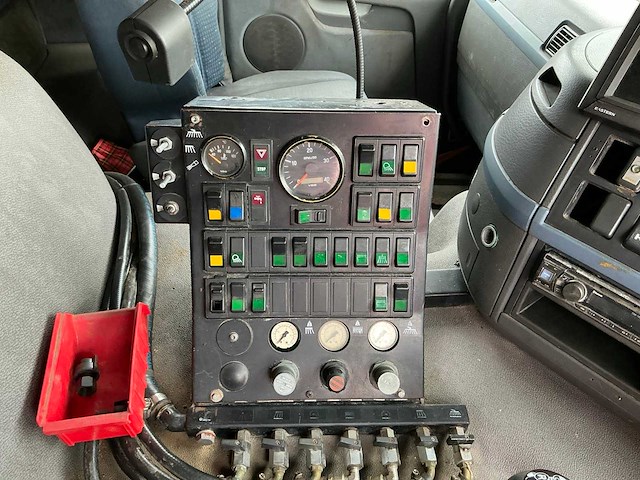 2006 volvo fm9 4x2r fal8.0 rad-a4 wegdekreiniger - afbeelding 17 van  34