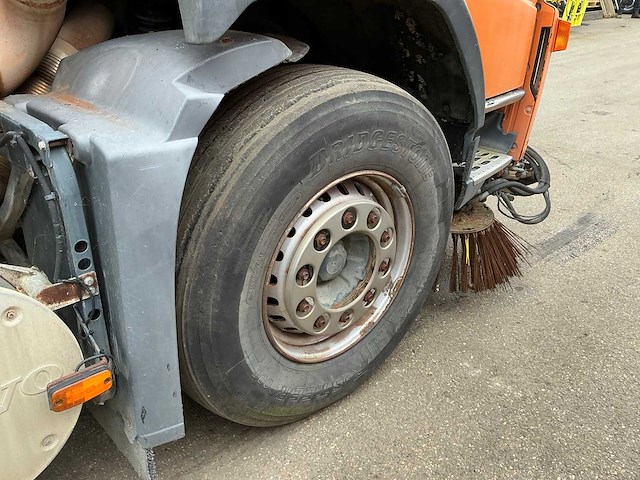 2006 volvo fm9 4x2r fal8.0 rad-a4 wegdekreiniger - afbeelding 25 van  34