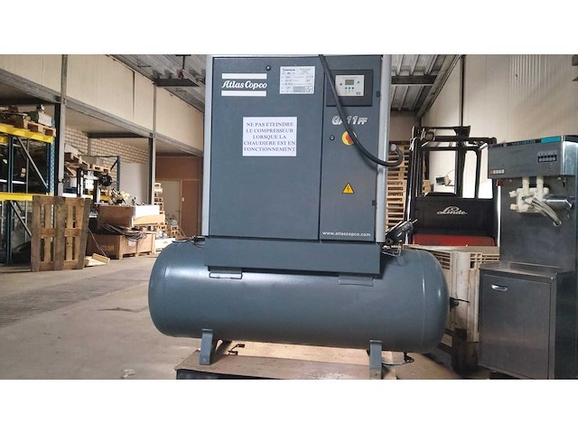 2007 atlas copco ga11ff schroefcompressor op ketel met geïntegreerde droger (11 kw) – (full feature / tank mounted) - hoge druk 13 bar! - afbeelding 1 van  4