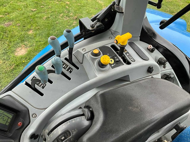 2008 new holland t6080 vierwielaangedreven landbouwtractor - afbeelding 12 van  36