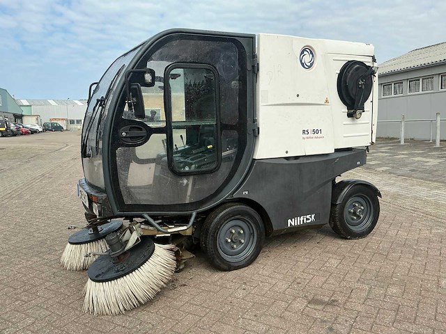 2008 nilfisk rs501 zelfrijdende veegmachine - afbeelding 1 van  28
