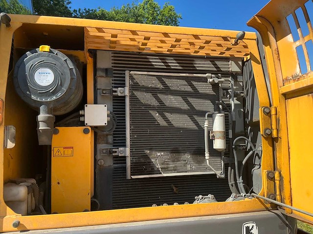 2008 volvo ew140c banden graafmachine met kanteljuk en rotator - afbeelding 28 van  50