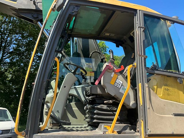 2008 volvo ew140c banden graafmachine met kanteljuk en rotator - afbeelding 30 van  50