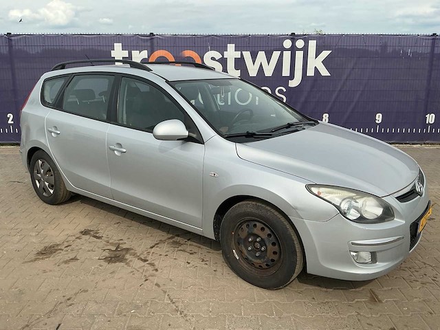 2009 - hyundai - i30 cw - 1.6i dynamic - personenauto - afbeelding 2 van  7