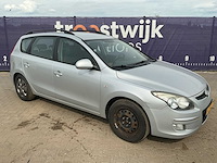 2009 - hyundai - i30 cw - 1.6i dynamic - personenauto - afbeelding 2 van  7