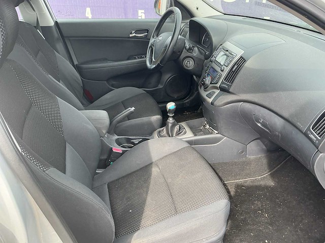 2009 - hyundai - i30 cw - 1.6i dynamic - personenauto - afbeelding 7 van  10