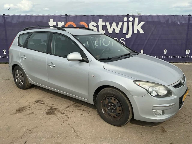 2009 - hyundai - i30 cw - 1.6i dynamic - personenauto - afbeelding 3 van  10