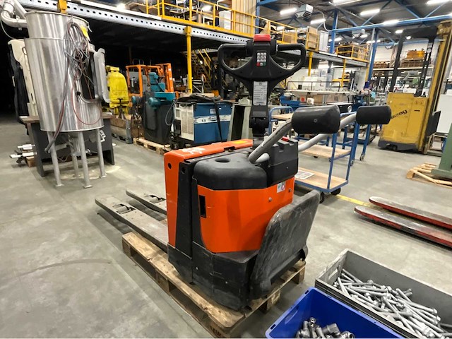 2009 bt lpe200/8 elektrische meerijpalletwagen - afbeelding 6 van  11