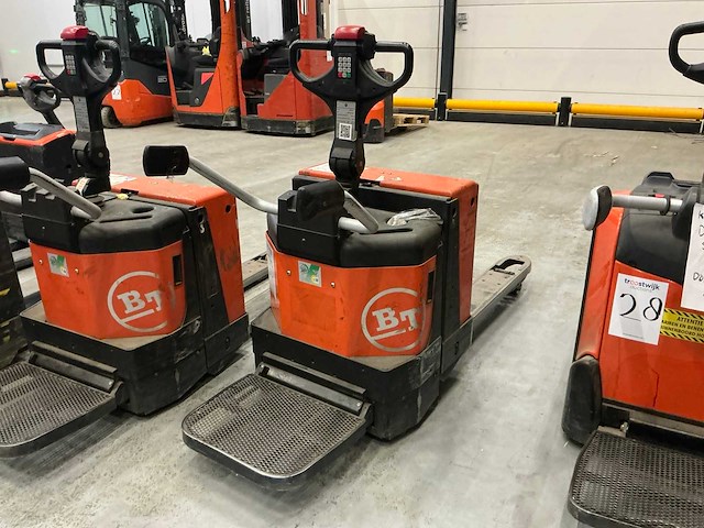 2009 bt lpe200/8 meerijpallettruck - afbeelding 1 van  8