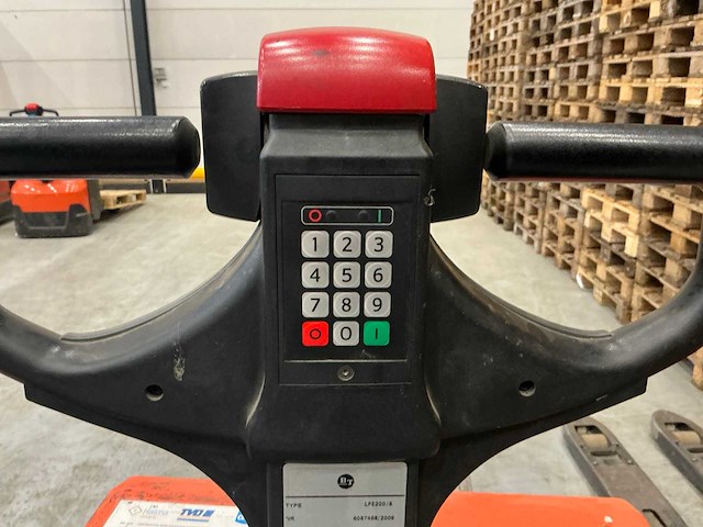 2009 bt lpe200/8 meerijpallettruck - afbeelding 7 van  8