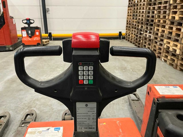2009 bt lpe200/8 meerijpallettruck - afbeelding 6 van  7