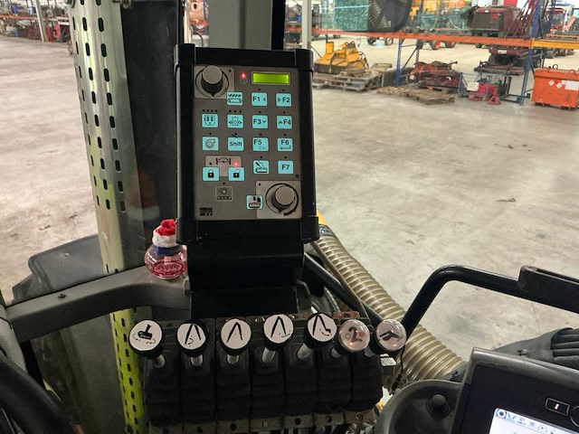 2009 claas axion 820 vierwielaangedreven landbouwtractor - afbeelding 27 van  33