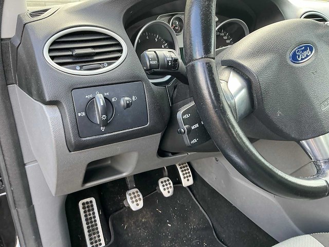 2009 ford focus 1.6 i defect personenauto - afbeelding 8 van  45