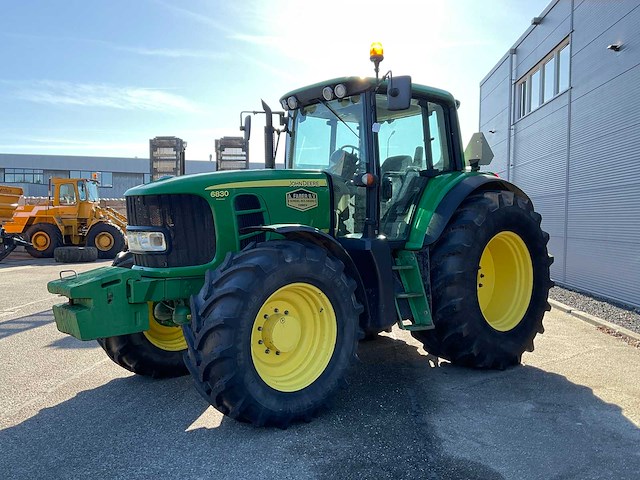 2009 john deere 6830 premium mw2 vierwielaangedreven landbouwtractor - afbeelding 1 van  25