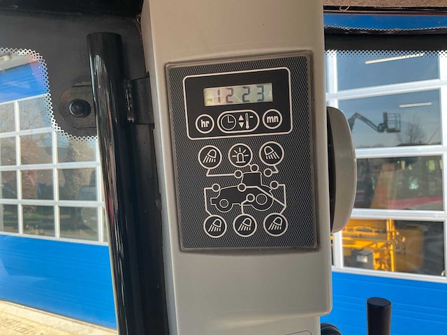 2009 massey ferguson 6465t3 vierwielaangedreven landbouwtractor - afbeelding 17 van  28