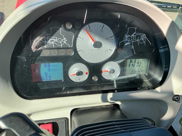 2009 massey ferguson 6465t3 vierwielaangedreven landbouwtractor - afbeelding 9 van  28