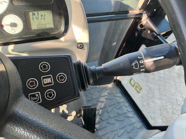 2009 massey ferguson 6465t3 vierwielaangedreven landbouwtractor - afbeelding 11 van  28