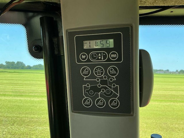 2009 massey ferguson 8480 dyna vt vierwielaangedreven landbouwtractor - afbeelding 18 van  30