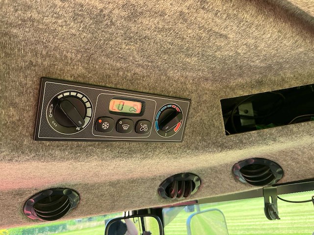 2009 massey ferguson 8480 dyna vt vierwielaangedreven landbouwtractor - afbeelding 19 van  30