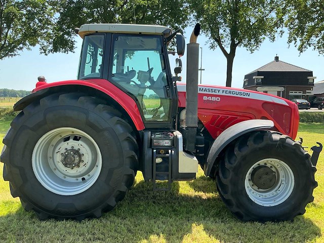2009 massey ferguson 8480 dyna vt vierwielaangedreven landbouwtractor - afbeelding 22 van  30