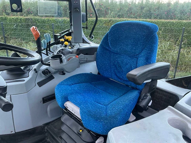 2009 new holland t6080 vierwielaangedreven landbouwtractor - afbeelding 15 van  28