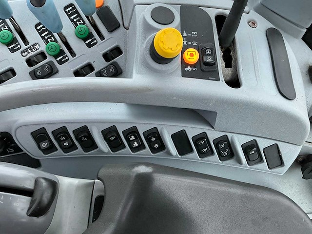 2009 new holland t7030 power command vierwielaangedreven landbouwtractor - afbeelding 36 van  45
