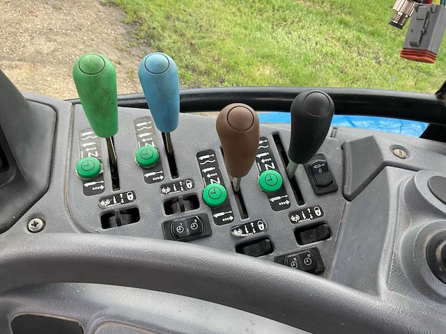 2009 new holland ts135a vierwielaangedreven landbouwtractor - afbeelding 11 van  36