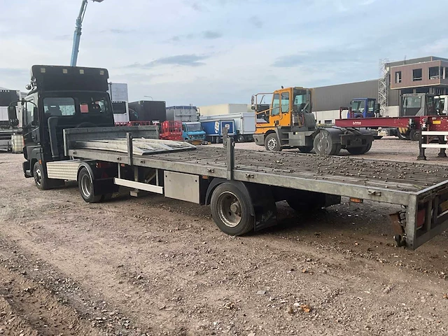 2009 nissan atleon be trekker oplegger combinatie - afbeelding 32 van  33
