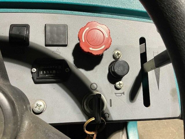 2009 tennant 7100 vast straatveegmachine - afbeelding 1 van  13