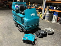 2009 tennant 7100 vast straatveegmachine - afbeelding 9 van  13
