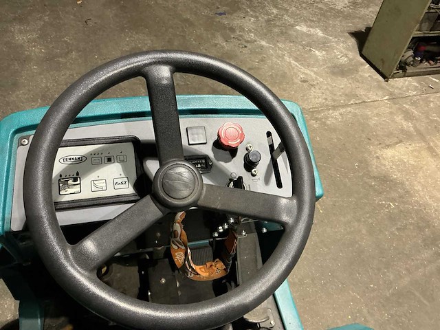 2009 tennant 7100 vast straatveegmachine - afbeelding 13 van  13