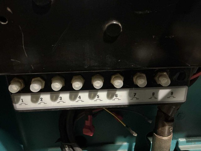 2009 tennant 7100 vast straatveegmachine - afbeelding 12 van  13