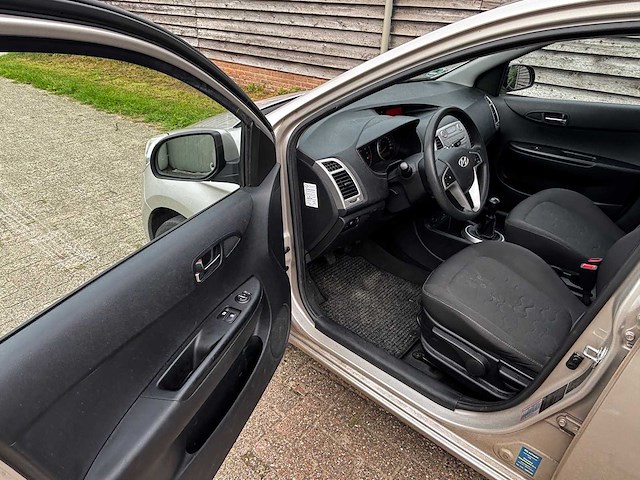2010 - hyundai - i20 - 1.2i dynamic - car - afbeelding 10 van  14