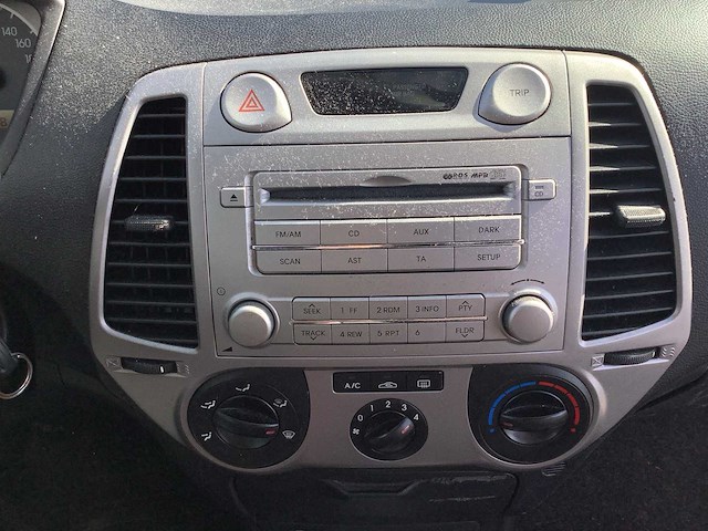 2010 - hyundai - i20 - 1.4i dynamic - personenauto - afbeelding 8 van  12