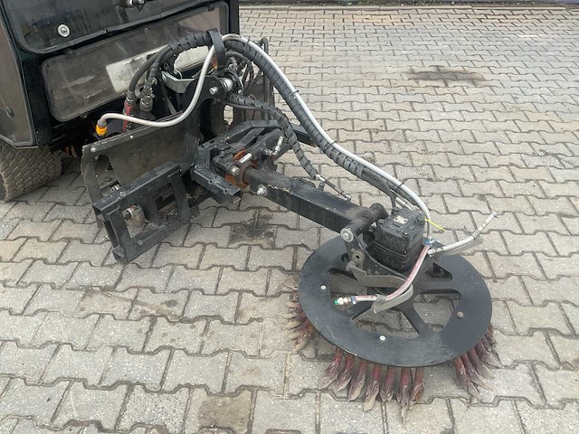 2010 - nimos - dm trac 205 - werktuigendrager met onkruidborstel - afbeelding 3 van  19
