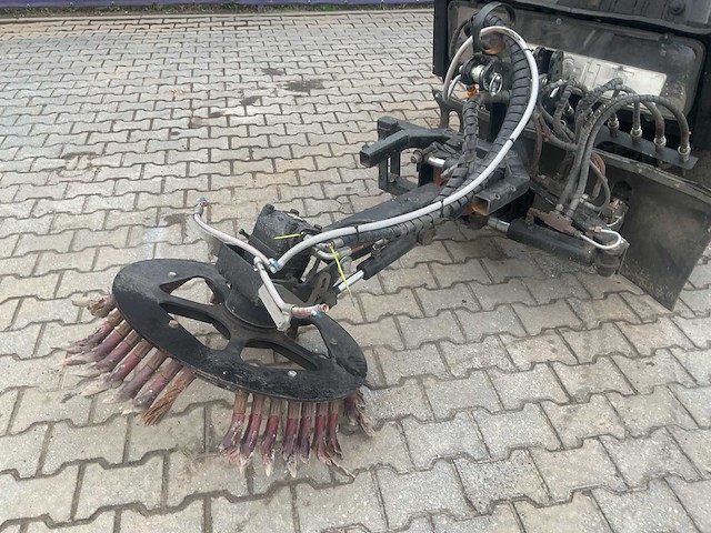 2010 - nimos - dm trac 205 - werktuigendrager met onkruidborstel - afbeelding 11 van  19