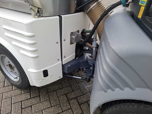 2010 hako citymaster 1200 road and yard sweeper / straatveegmachine - afbeelding 17 van  33