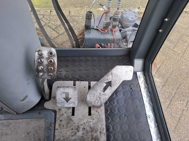 2010 hako citymaster 1200 road and yard sweeper / straatveegmachine - afbeelding 9 van  33