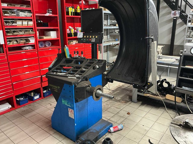 2010 hofmann geodyna 4900 banden balanceerapparaat - afbeelding 1 van  8