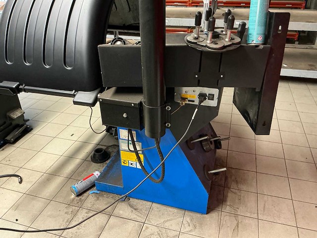 2010 hofmann geodyna 4900 banden balanceerapparaat - afbeelding 7 van  8