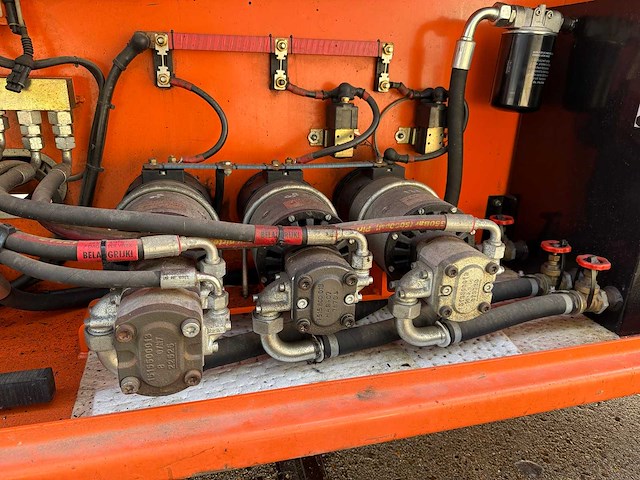 2010 holland lift q 135 el 24 schaarhoogwerker - afbeelding 9 van  11