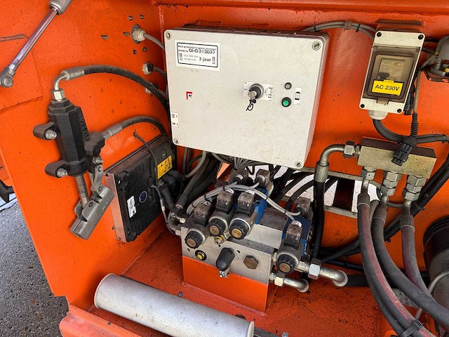 2010 holland lift q 135 el 24 schaarhoogwerker - afbeelding 12 van  23