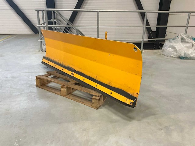 2010 jungheinrich sneeuwschuiver voor heftruck - afbeelding 1 van  6