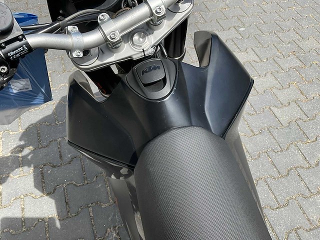 2010 ktm 690 sm motorfiets - afbeelding 4 van  18