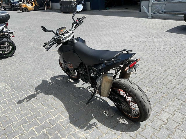 2010 ktm 690 sm motorfiets - afbeelding 11 van  18