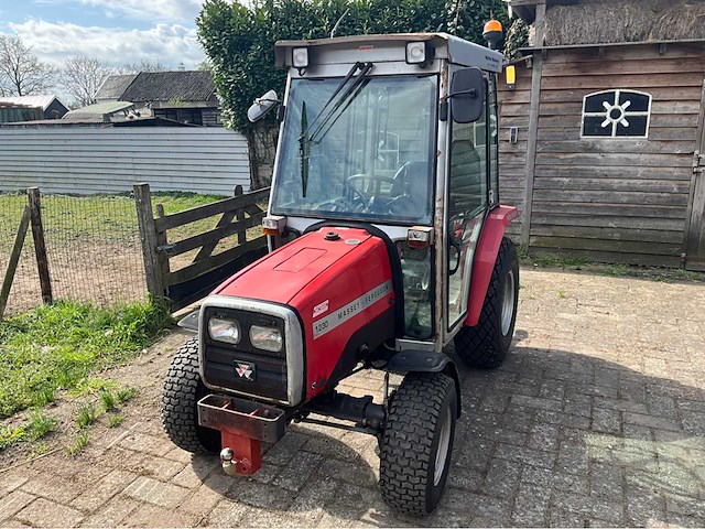 2010 massey ferguson tractor - afbeelding 1 van  36
